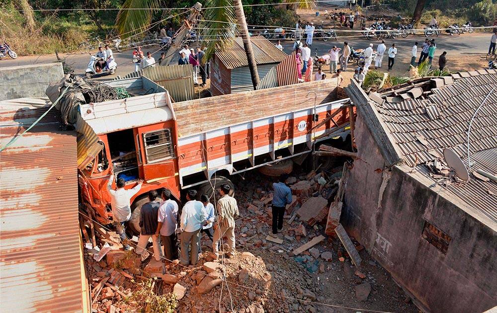 A truck rammed into two houses after the driver lost control near karad-Chiplun road in Karad, Maharashtra.
