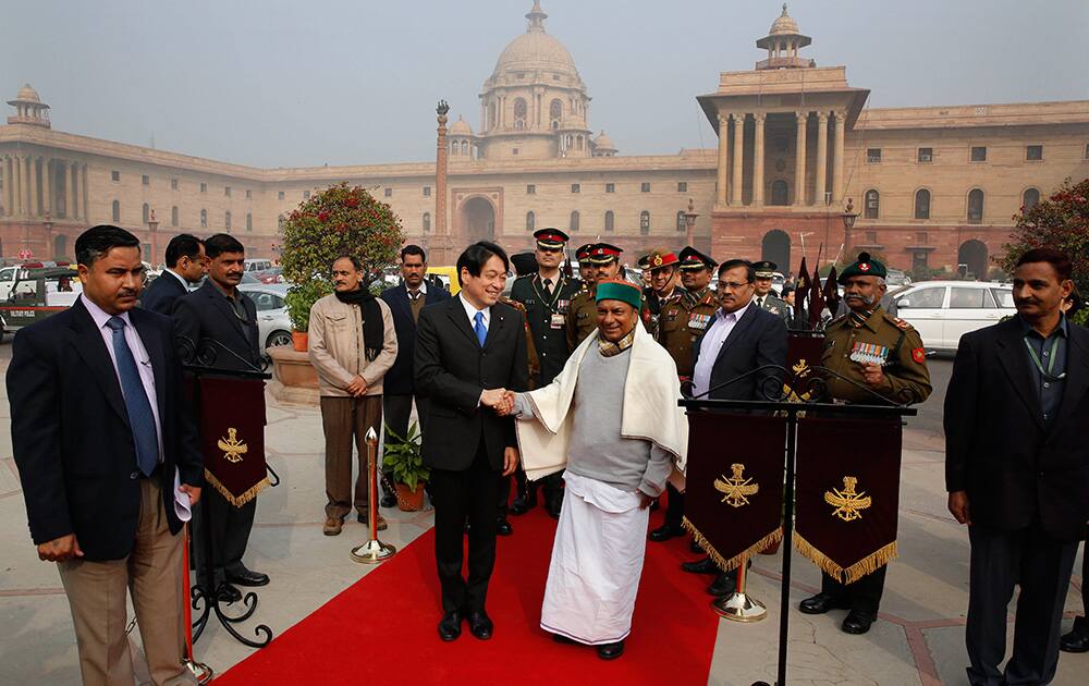 Indian Defense Minister A.K.Antony shakes hand with his Japanese counterpart Itsunori Onodera as they pose for photos in New Delhi. Onodera is on a four-day official visit to India.