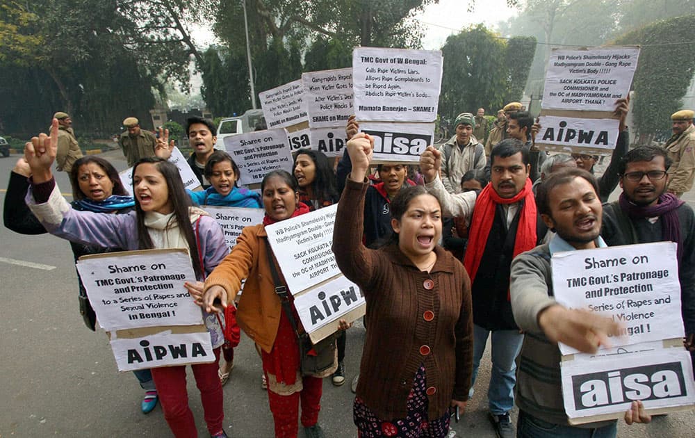 AIPWA and AISA members protesting against the death of a 16-year-old gang rape victim in Kolkata, in New Delhi.