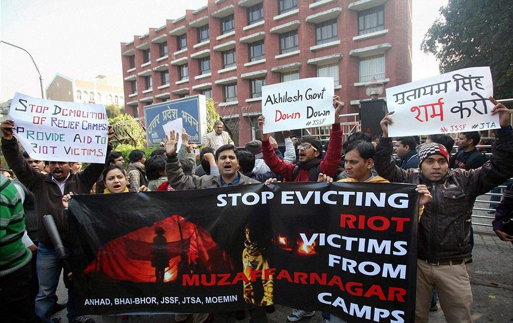 Members of Anhad, JSSF, JTSA during their protest against forcible eviction of riot victims from the Muzaffarnagar relief camps, in New Delhi.