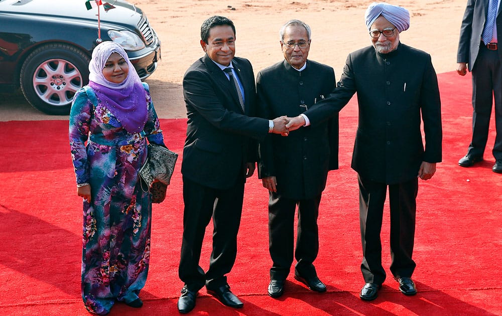 PM Manmohan Singh shakes hands with Maldives President Yaamin Abdul Gayoom, as his wife Fathimath Ibrahim and President Pranab Mukherjee look on during a ceremonial reception at the Indian presidential palace, in New Delhi.