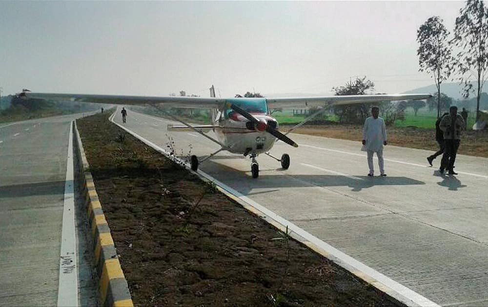 A four-seater private plane made an emergency landing on a busy highway at Betul, Madhya Pradesh.