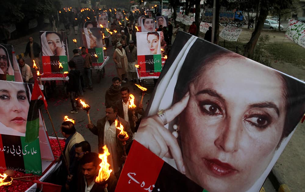 Supporters of Pakistan`s slain leader Benazir Bhutto rally in Lahore, Pakistan, on the sixth anniversary of her death.