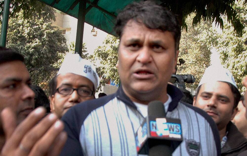 AAP MLA Vinod Kumar Binny addressing the media after meeting with AAP Convener Arvind Kejriwal at Kaushambi in Ghaziabad.