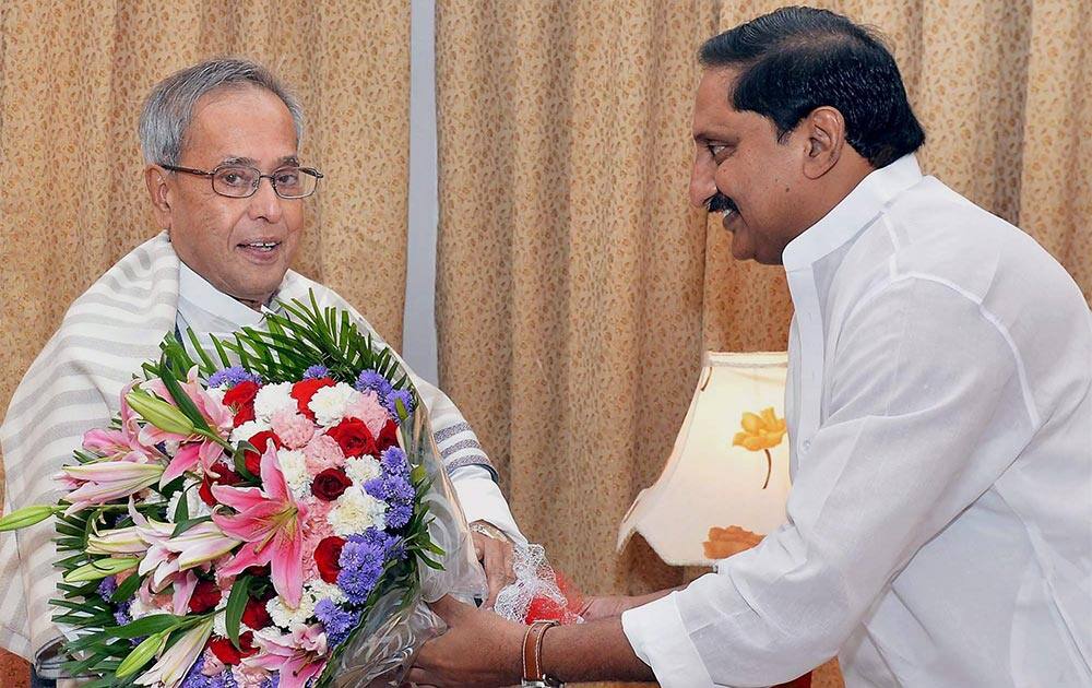President of India Pranab Mukherjee with Andhra Pradesh Chief Minister N.Kiran Kumar Reddy during their meeting in Secundrabad.