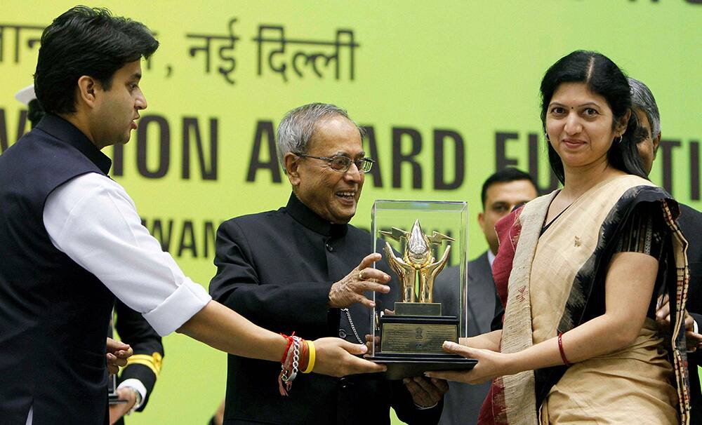 President Pranab Mukherjee presents the Energy Conservation Awards 2013 to Odhisa Education Secretary, Usha Padhi during the award function in New Delhi.