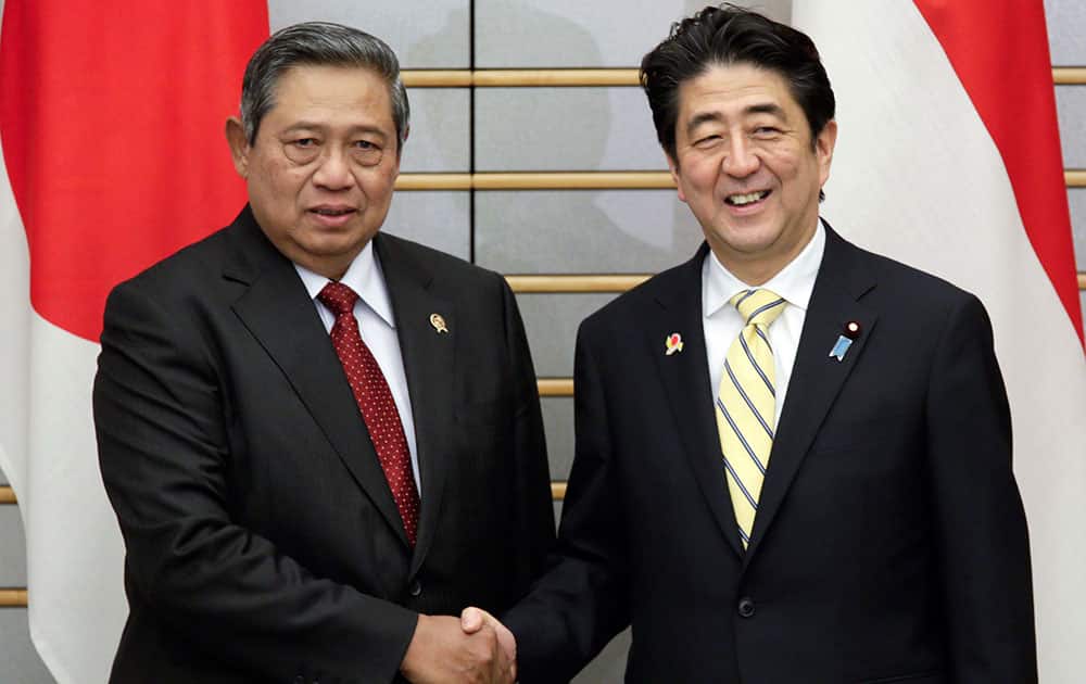 Indonesian President Susilo Bambang Yudhoyono, left, shakes hands with Japanese Prime Minister Shinzo Abe at the start of their talks at Abe`s official residence in Tokyo.