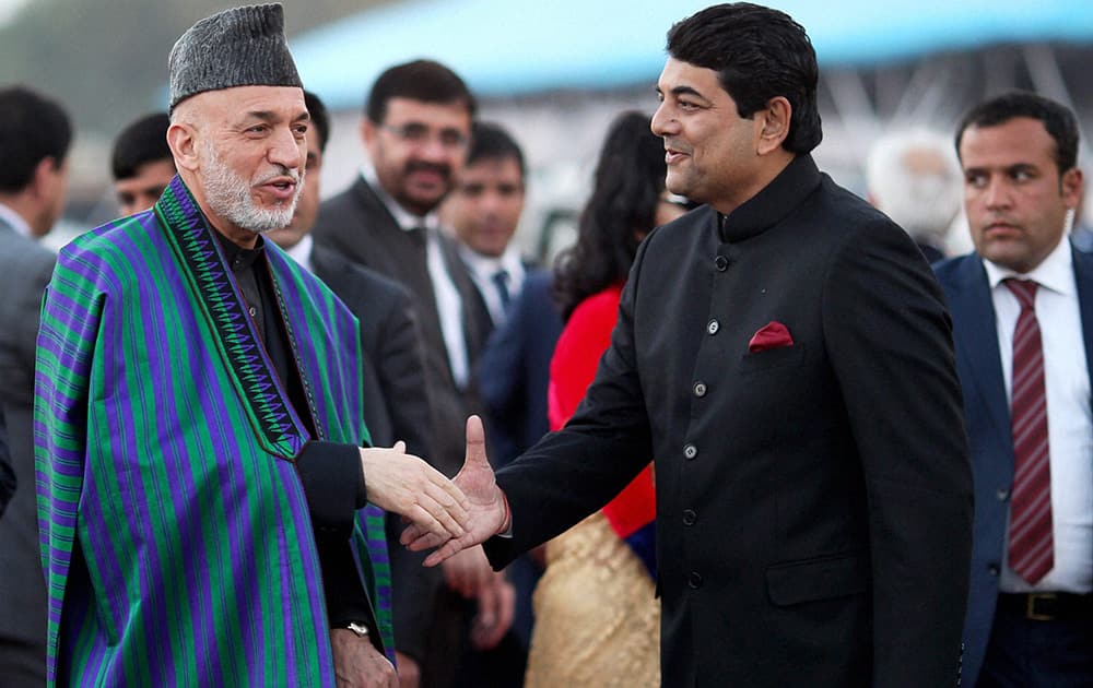Afghanistan President Hamid Karzai being received by MoS for Home RPN Singh on his arrival at AFS Palam in New Delhi.