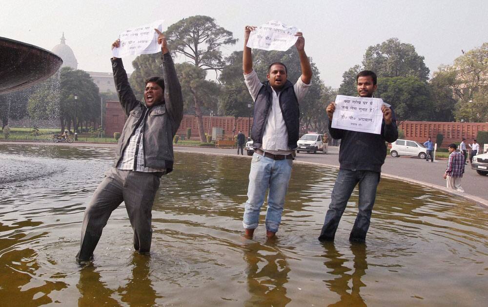 Civil services aspirants protest outside Parliament House in New Delhi on Monday against the new examination pattern of the Union Public Services Commission (UPSC).