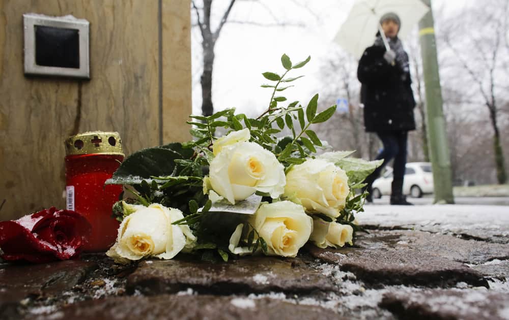 Flowers in tribute to Nelson Mandela are placed at the entrance of the South African Embassy in Berlin.