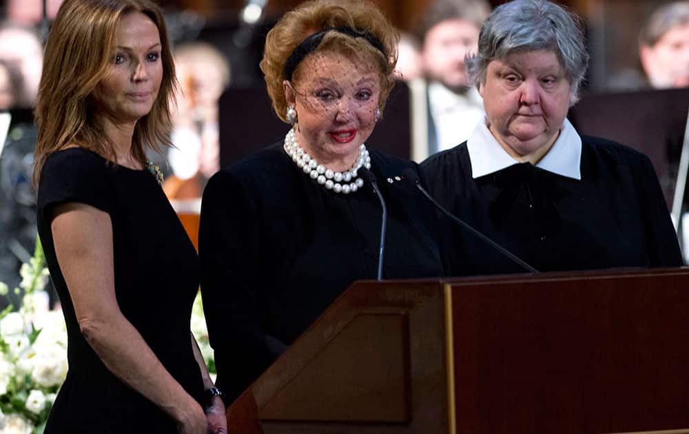 Jacqueline Desmarais, flanked by her daughters, Sophie, left, and Lise, delivers a eulogy during a commemorative ceremony for businessman Paul Desmarais, in Montreal.