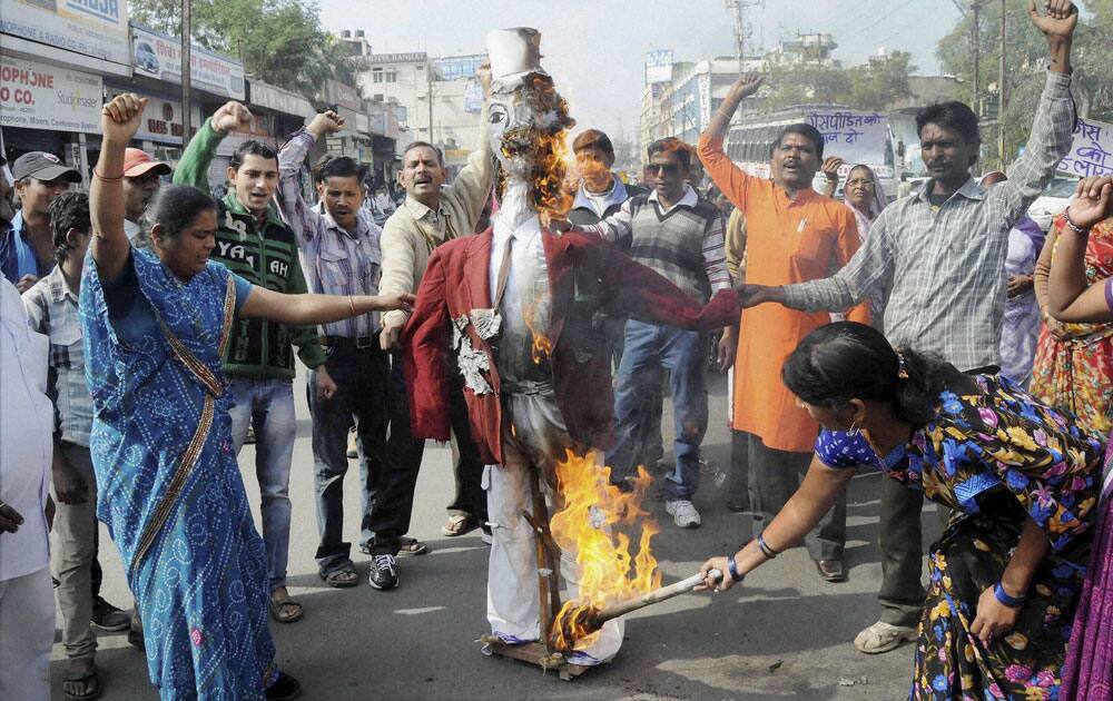 Survivors of the Bhopal Gas Disaster burning an effigy of former Union Carbide Chairman Waren Anderson on the eve of 29th anniversary of the tragedy in Bhopal.