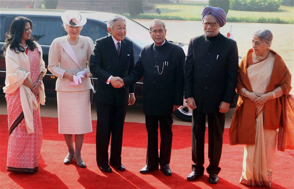 Japan`s Emperor Akihito and Empress Michiko with President Pranab Mukherjee and his daughter Sharmishtha, Prime Minister Manmohan Singh and his wife Gursharan Kaur pose for a photograph during a ceremonial reception at Rashtrapati Bhavan in New Delhi.