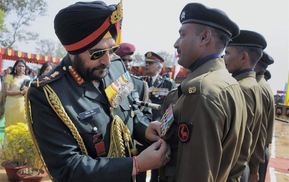 Chief of the Army Staff General Bikram Singh presenting medals to jawans during the standard presentation of 89th Armoured Regiment at Namkom in Ranchi.