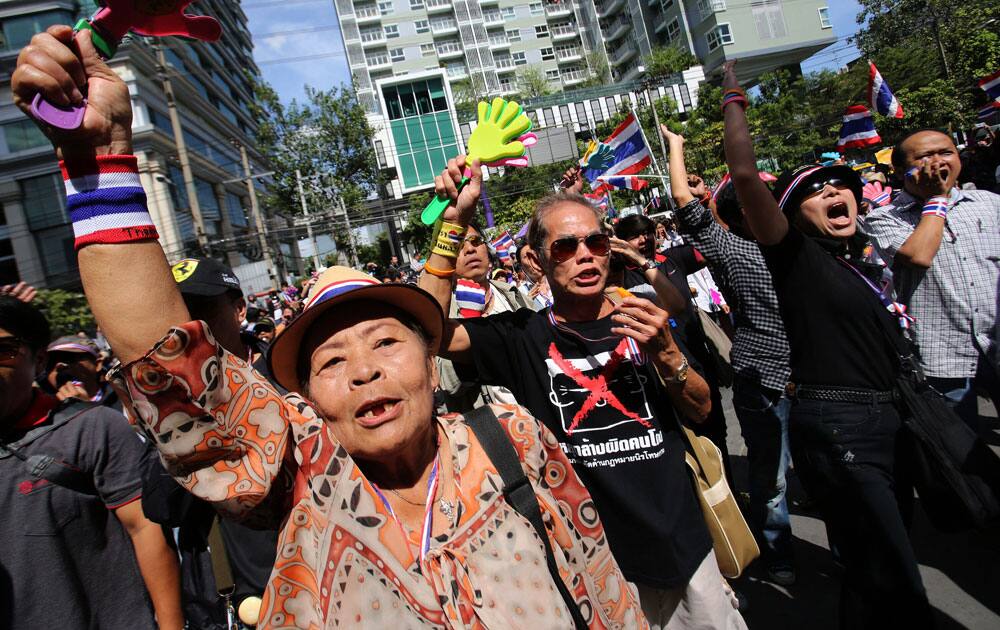 Anti-government protesters shout slogans outside the headquarters of Prime Minister Yingluck Shinawatra`s ruling Pheu Thai Party in Bangkok.