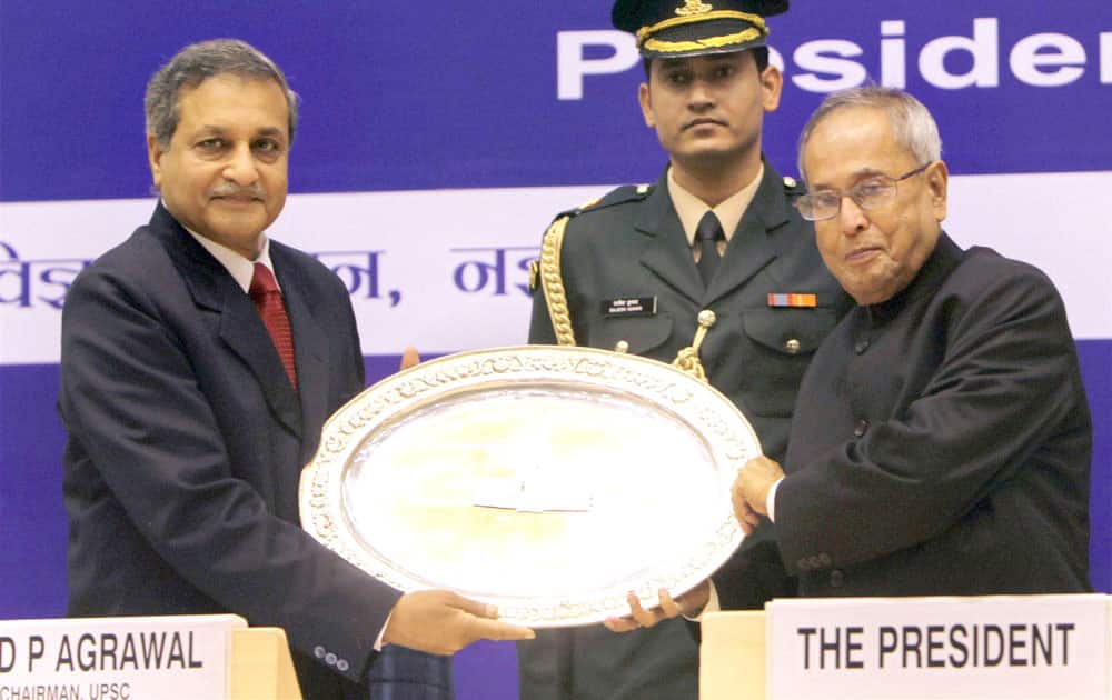 President Pranab Mukherjee being presented with a memento by UPSC Chairman D P Agarwal at the Fourth Lecture on “Governance and Public Service” of the UPSC Foundation Day Lecture Series in New Delhi.