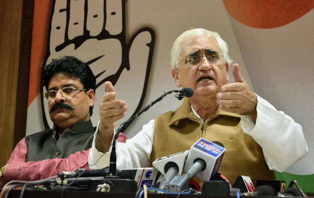 Union Minister Salman Khurshid addressing the media persons during A press conference in Jaipur.