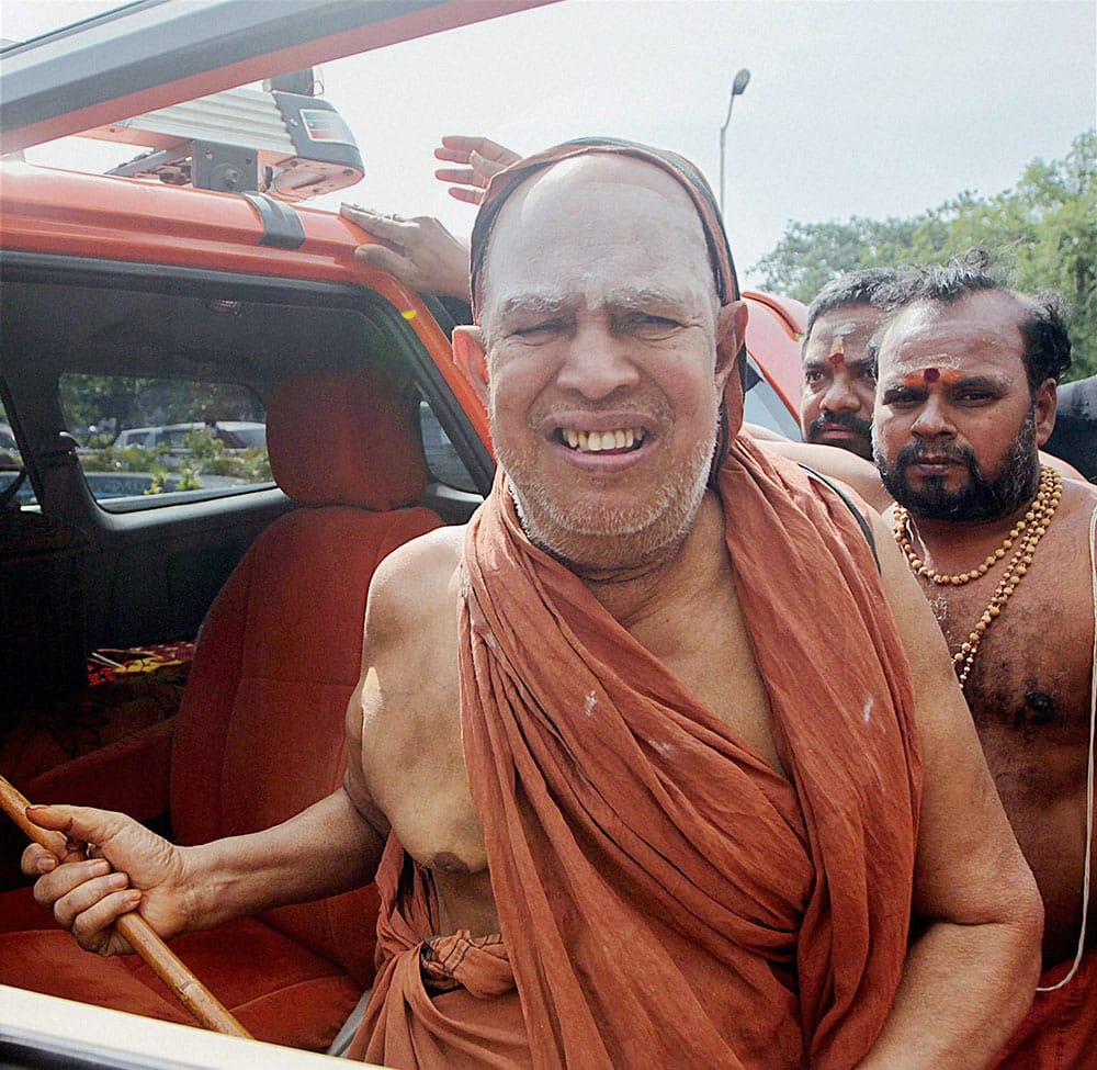 Kanchi Sankaracharya Jayendra Saraswathi leaves a court in Puducherry after being acquitted in the sensational Sankararaman murder case on Wednesday.