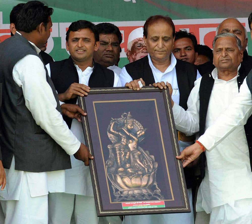 Samajwadi Party supremo Mulayam Singh Yadav (C) CM Akhuilesh Yadav (L) senior leader Azam Khan during Safai Mazdoor Rally in Lucknow.