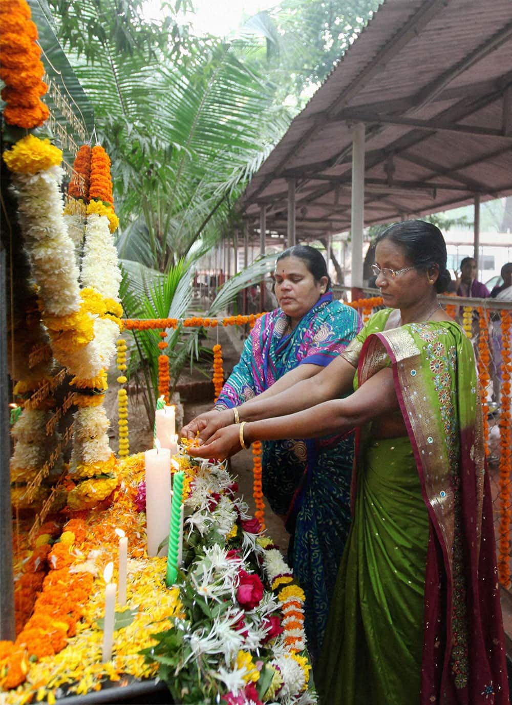 Baban Ughade`s wife Sushila Ughade and Bhanu Narkar`s wife Sunanda paying homage to the martyrs and victims of 26/11 terror attacks at a memorial at Cama and Albless Hospital in Mumbai on Tuesday on the occasion of fifth anniversary of the gruesome incident.