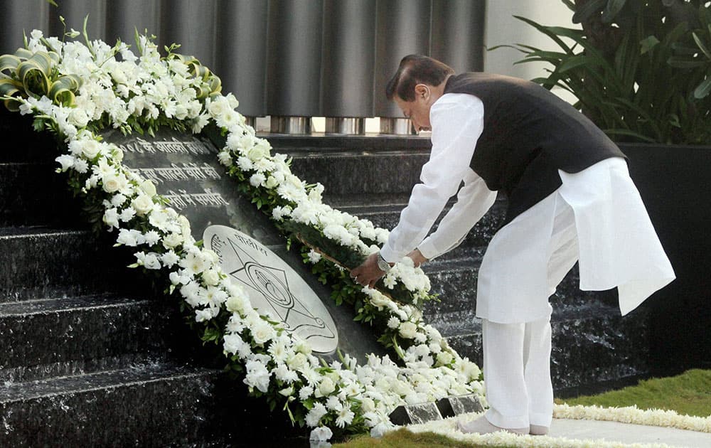 Maharashtra CM Prithviraj Chavan paying homage to the martyrs and victims of 26/11 terror attacks at a memorial at Police Gymkhana in Mumbai on Tuesday on the occasion of fifth anniversary of the gruesome incident.