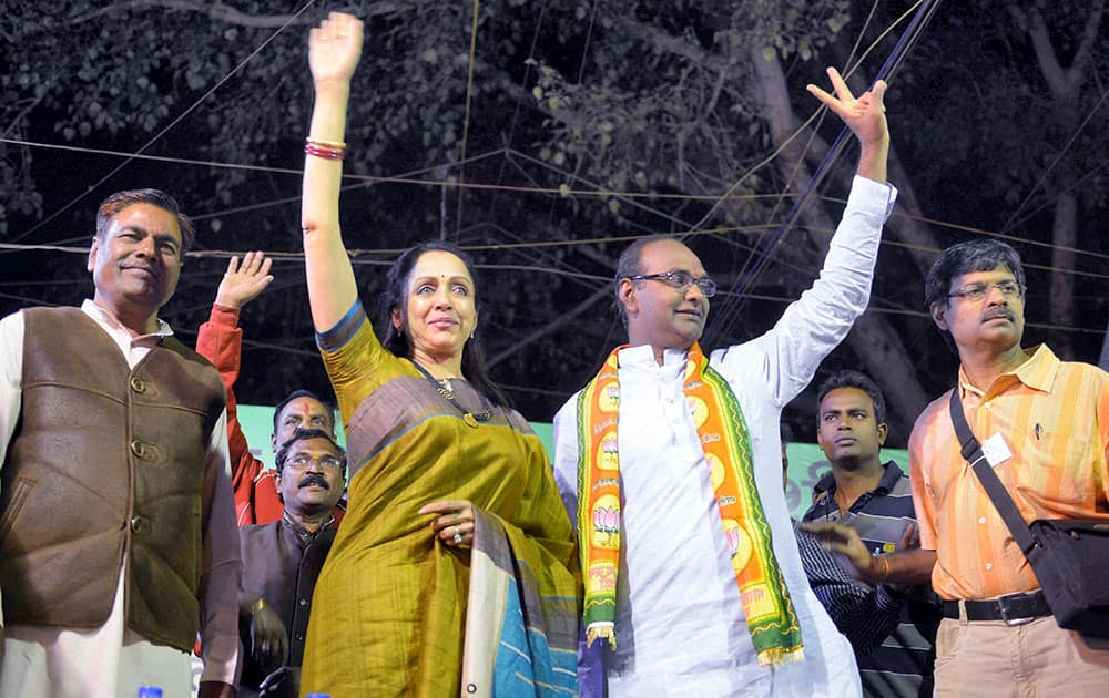 Veteran bollywood actress and BJP leader Hema Malini campaigning for party candidate Vishwas Sarang from Narela Constituency in Bhopal.
