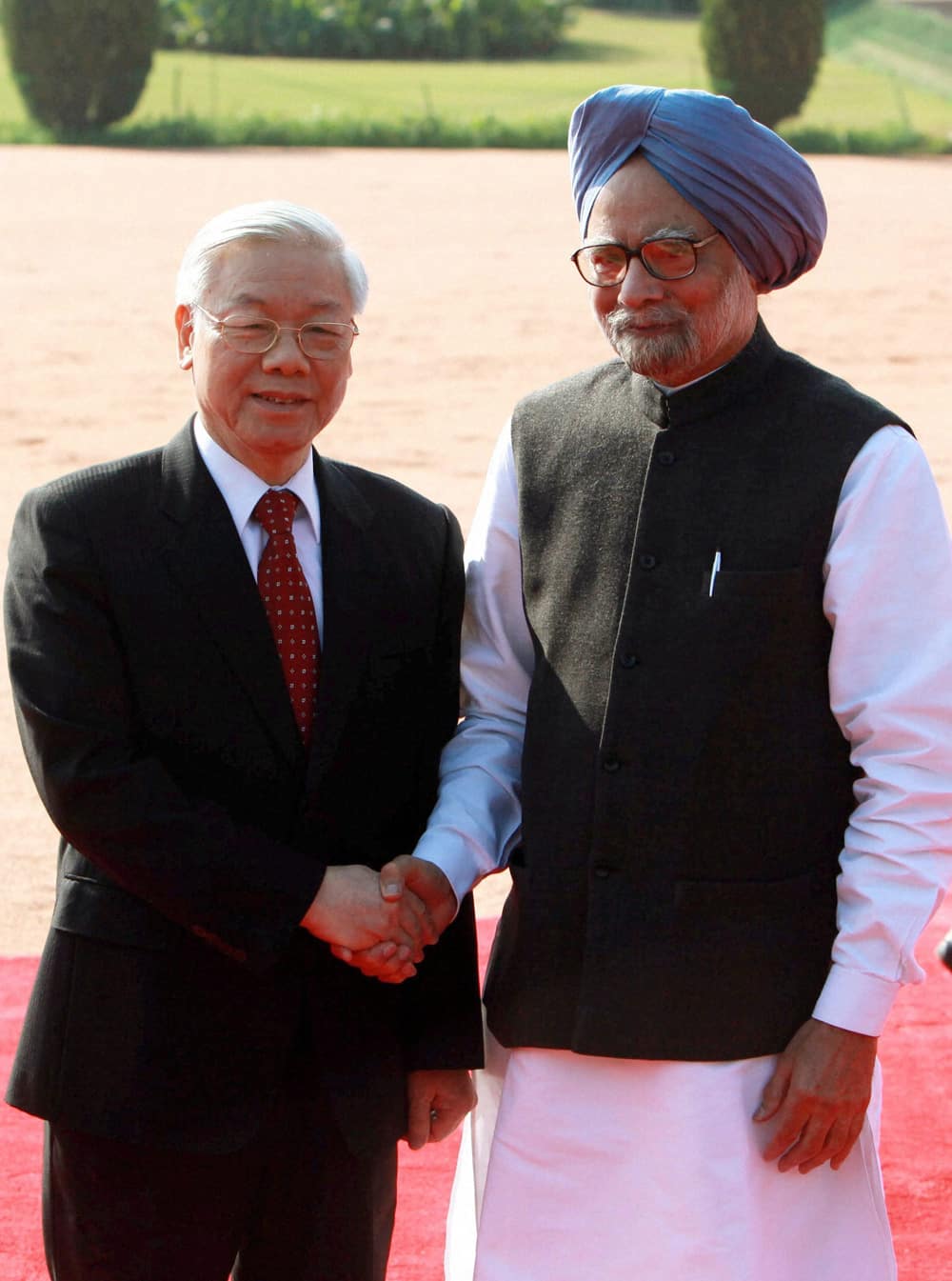Prime Minister Manmohan Singh shakes hands with General Secretary of the Communist Party of Vietnam Nguyen Phu Trong during a ceremonial reception at Rashtrapati Bhavan in New Delhi.