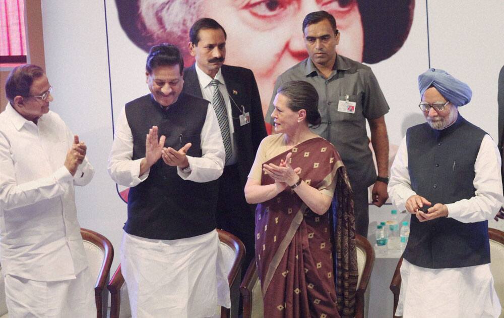 Prime Minister Manmohan Singh launching the first all-women Bharatiya Mahila Bank as UPA Chairperson Sonia Gandhi Union Finance Minister P Chidambaram and Maharashtra CM Prithviraj Chavan clap, in Mumbai.