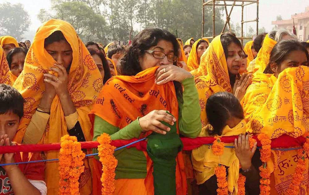Followers of Jagadguru Kripaluji Maharaj mourn during his funeral ceremony at Bhakti Dham in Mangarh near Pratapgarh.