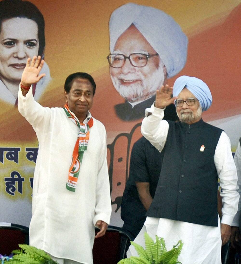 Prime Minister Manmohan Singh with Union Minister Kamal Nath waves during a public meeting in Jabalpur.
