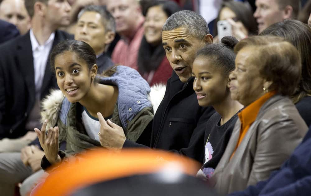 President Barack Obama, second from with first lady Michelle Obama, and their daughters Malia, left, Sasha, second from right, and mother-in-law Marian Robinson, right, arrive at the Comcast Center in College Park, Md., to watch his brother-in-law Oregon State Beavers Coach Craig Robinson’s basketball team play against the Maryland Terrapins.