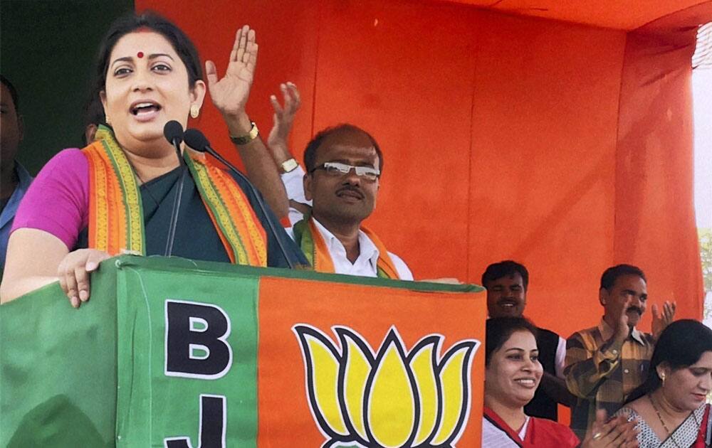 BJP Rajya Sabha MP, Smriti Irani addressing a public meeting at Sarangarh constituency in Raigarh district of Chhattisgarh.