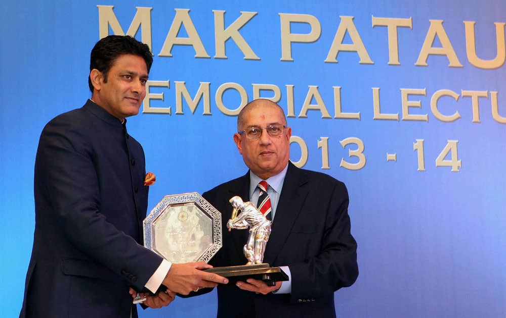 BCCI President N Srinivasan presents a memento to former cricketer Anil Kumble during the 2nd Mansoor Ali Khan Pataudi Memorial Lecture in Mumbai .