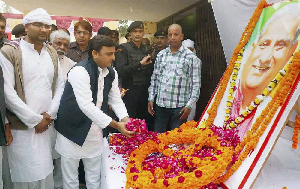 UP Chief minister Akhilesh Yadav paying tribute to late Raja Ram Pandey during during his Therhi Bhoj in Pratapgarh.