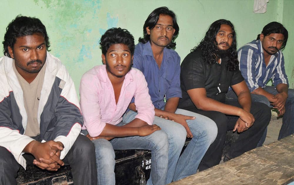 A gang of five criminals who were arrested with two country made pistols, knives and fake number plates of four wheeler at Akola in Mumbai.