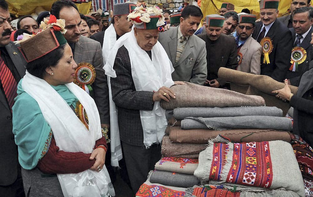 Himachal Pradesh Chief Minister Virbhadra Singh at a stall during his visit to the International Lavi Fair at Rampur in Himachal Pradesh.