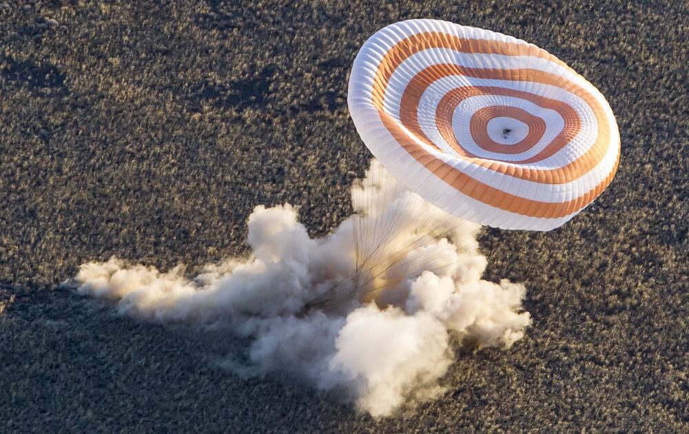 The Soyuz TMA-09M capsule carrying the International Space Station (ISS) crew of US astronaut Karen Nyberg, Russian cosmonaut Fyodor Yurchikhin and Italian astronaut Luca Parmitano, lands in a remote area near the town of Zhezkazgan in central Kazakhstan.