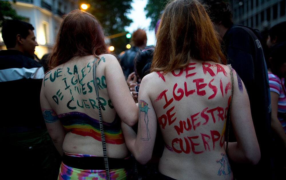 People with the Spanish words written on their backs