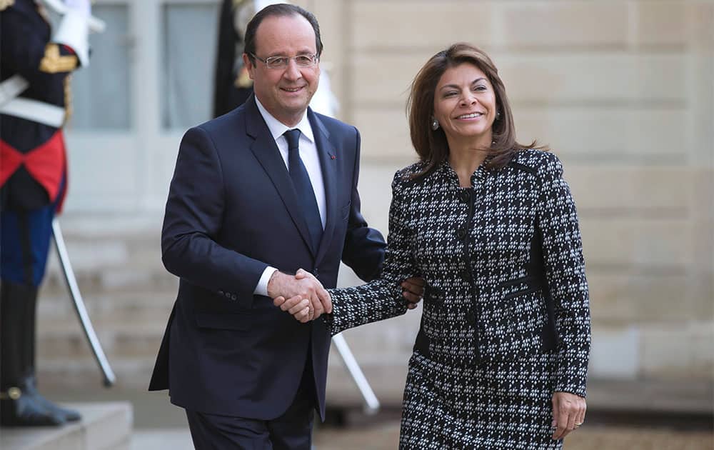 France`s President Francois Hollande, left, welcomes Costa Rica`s President Laura Chinchilla at the Elysee Palace.