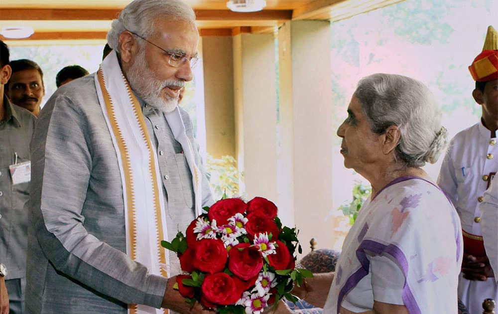 Gujarat Chief Minister Narendra Modi greets Governor Kamla Beniwal on the ocassion of New Year at Rajbhavan in Gandhinagar.