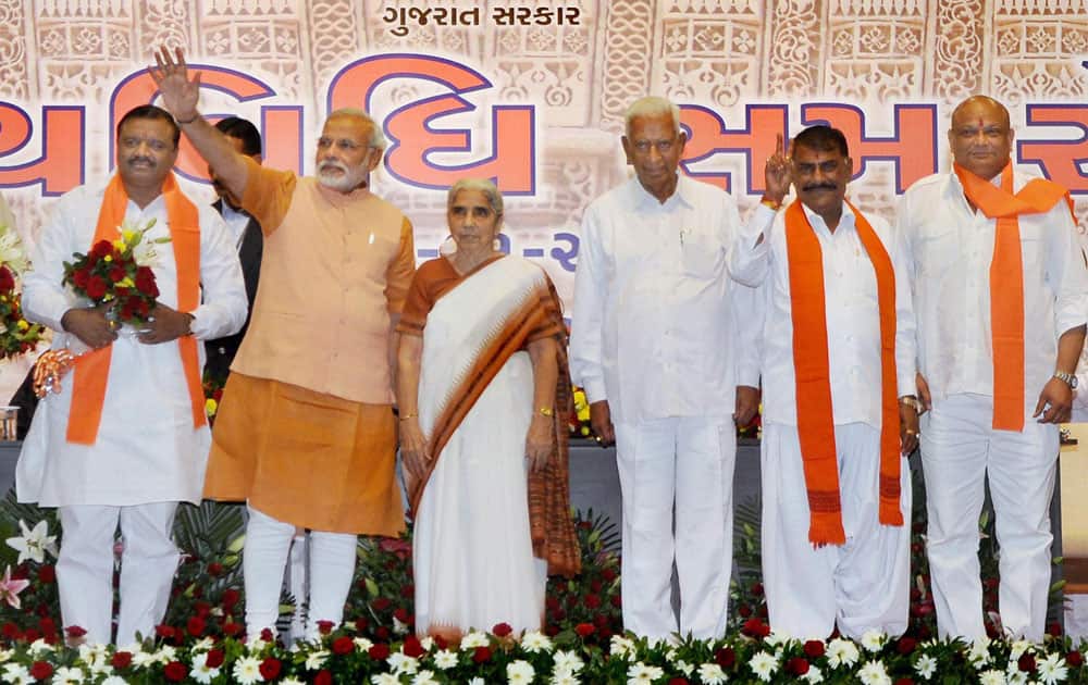 Gujarat Chief Minister Narendra Modi with Governor Kamla Beniwal and newly-appointed state ministers during `shapath vidhi samaroh` in Gandhinagar.