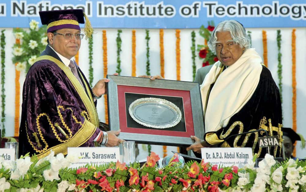 DRDO Director General V K Saraswat presents memento to former President A P J Abdul Kalam during the 10th annual convocation of Moti Lal Nehru National Institute of Technology in Allahabad.