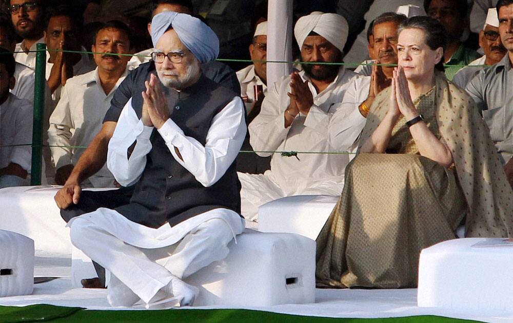 Prime Minister Manmohan Singh and Congress President Sonia Gandhi during the 29th death Anniversary of former Prime Minister Indira Gandhi at `Shakti Sthal` in New Delhi.