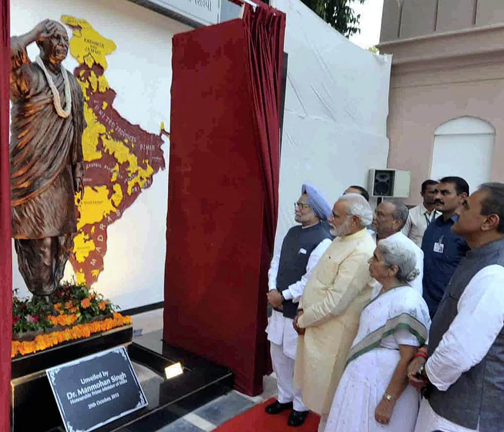 Prime Minister Manmohan Singh, Gujarat Governor Kamala Beniwal, Gujarat Chief Minister Narendra Modi and Dinsha Patel unavailing statue of Sardar Vallabhbhai Patel at the renovated Sardar Vallabhbhai Patel museum in Ahmedabad.