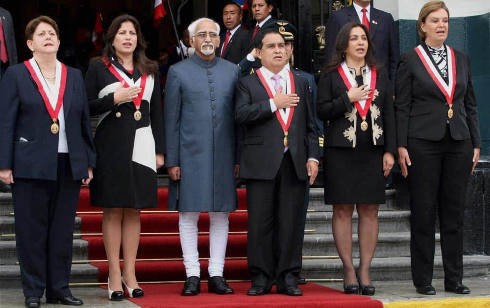 Vice President Hamid Ansari with President of Congress Freddy Otarola (third from right) and Vice President of Peru Marisol Espinoza (second From right) during a Welcome ceremony at Parliament in Lima, Peru.
