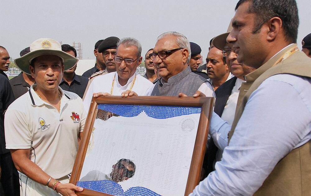 Sachin Tendulkar receiving a momento from Haryana Chief Minister Bhupinder Singh Hooda before his last Ranji Trophy match at the Bansi Lal stadium in Rohtak.