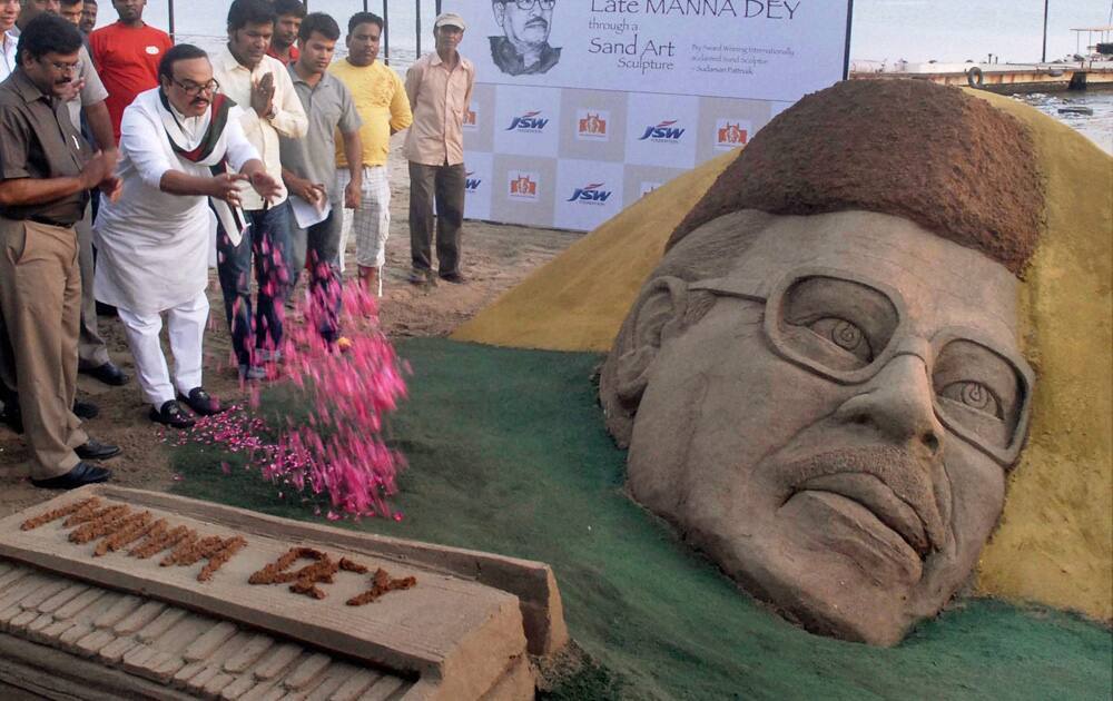 Maharashtra PWD Minister Chhagan Bhujbal pays tributes to a sand sculpture of legendary singer Manna Dey, created by sand artist Sudarsan Pattnaik at Girgaon Chowpaty in Mumbai.