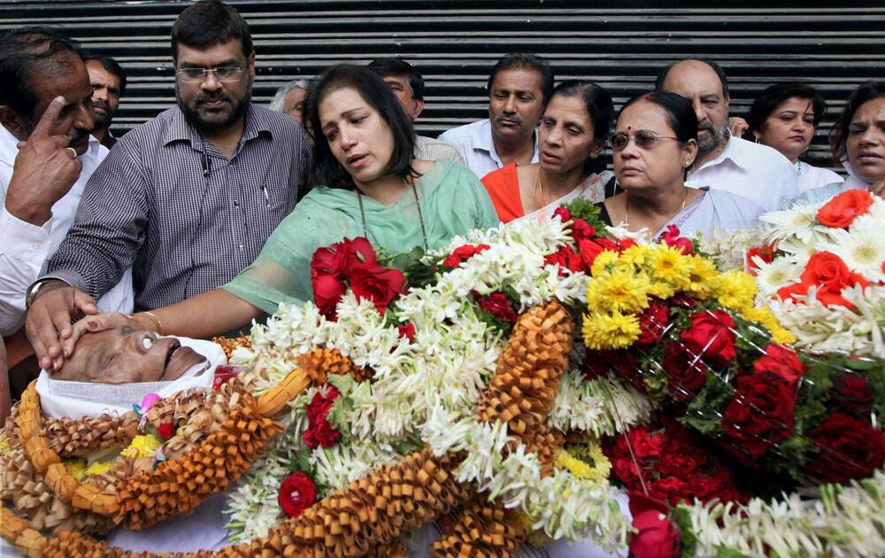 Daughter Sumita and others paying tributes to legendary singer Manna Dey, who passed away at a hospital in Bengaluru.