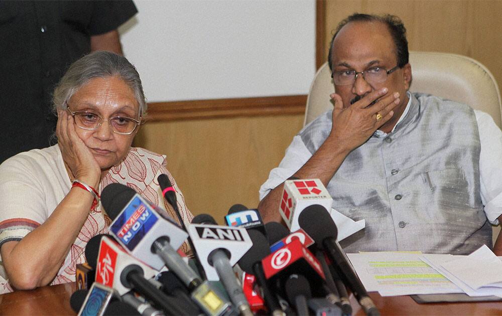 Minister for Consumer Affairs, Food and Public Distribution, K.V. Thomas and Delhi CM Sheila Dikshit at a press conference after a meeting with Union Agriculture Minister, Sharad Pawar on issue of soaring onion prices, in New Delhi.