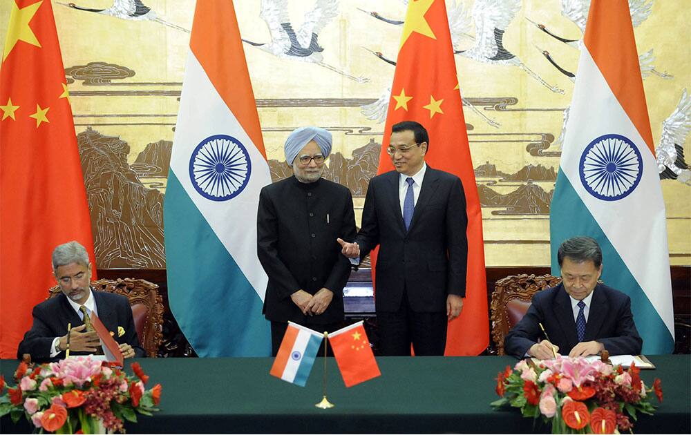 Chinese Premier Li Keqiang and Indian Prime Minister Manmohan Singh, attend a signing ceremony at the Great Hall of the People in Beijing.
